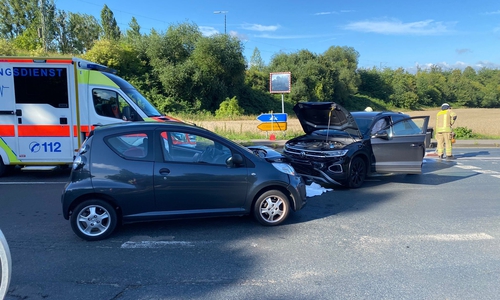 Zwei Autos waren zusammengestoßen.