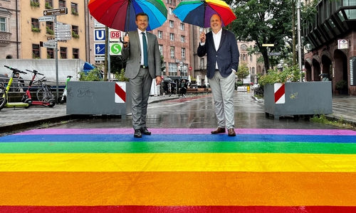Nürnberg macht es bereits vor: Oberbürgermeister Marcus König und Bürgermeister Christian Vogel (v. l.) stehen auf dem neuen Regenbogen-Zebrastreifen.