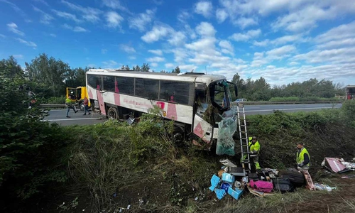 Hier wird der verunglückte Reisebus gerade aus dem Graben gezogen.