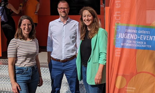 v.l.: Die Landtagsabgeordneten Swantje Schendel (Grüne) und Sophie Ramdor (CDU). In der Mitte Martin Brüning, Geschäftsführer der IdeenExpo.