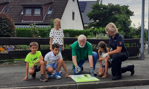  Pünktlich zum Schulbeginn sprühten am Dienstvormittag Klaus Seiffert von der Verkehrswacht Wolfsburg und Verkehrssicherheitsberaterin Silke Hitschfeld von der Polizei Wolfsburg in Grundschulnähe wieder gelbe Füße auf den Asphalt