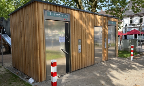  Durch das Holzdesign fügt sich das WC gut in die Umgebung ein.