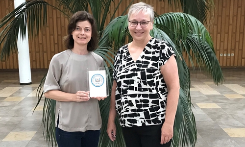 Wolfsburgs Kinderbeauftragte Katrin Dedolf und Jugenddezernentin Iris Bothe mit dem Siegel "Kinderfreudnliche Kommune". 