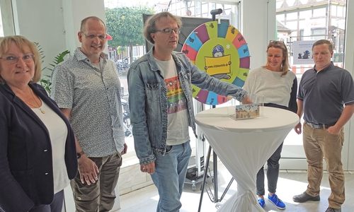 Die Jury hat entschieden und zieht den Gewinner aus den Einsendern des Vorschlags für den Namen Wolfenbuddler (v. l.): Carmen Gottsmann (Tiefbauamt), Henning Kramer (IWW), Zeichner Tobias Wagner, Nicole Lüdicke (Tourist-Info) und Citymanager Andre Volke.