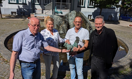 Hahnenklees Ortsbürgermeister Heinrich Wilgenbus freut sich zusammen mit Goslars Oberbürgermeisterin Urte Schwerdtner, Stadtbrandmeister Christian Hellmeier und Klaus Elders (v. li.).