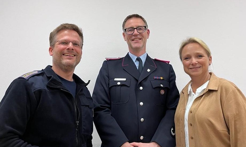 Samtgemeindebrandmeister Sven J. Mayer, neuer stellvertretender Samtgemeindebrandmeister Niko von Köckritz und Samtgemeindebürgermeisterin Karin Single (v. li.).