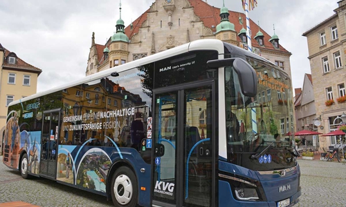 Der Bus präsentiert sich im Helmstedt-Design und wirbt für die Region.