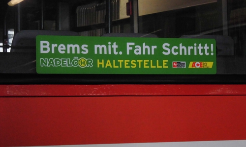 Aufkleber an einem WVG-Linienbus zum Thema „Nadelöhr Haltestelle“.