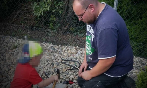 So unbeschwert wird Sascha nie wieder mit seinem Kind spielen können.