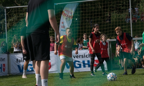 Die Schüler können sich auf den Besuch der Fußball-Profis freuen.