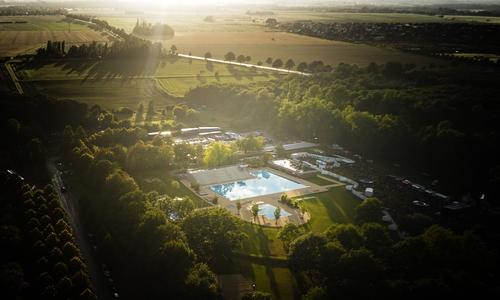 Das Freibad Raffteich aus der Vogelperspektive.