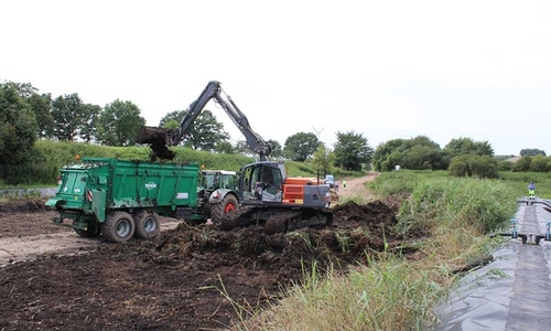 Bild der Beet-Räumung aus August 2017 in Baddeckenstedt: Der Bagger verlädt die dunkle Klärschlammerde auf den Transporter.