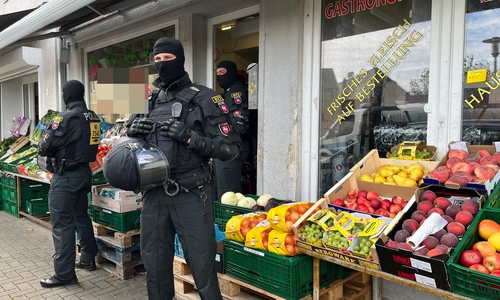 Spezialkräfte der Polizei (BFE) sichern ein Gebäude.