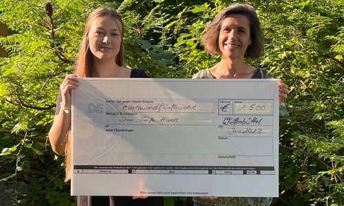 Der diesjährige Sponsorenlauf erbrachte erneut eine erfreuliche Summe für das südafrikanische Waisenhaus In Safe Hands. Nele Marken überreichte Schulleiterin Sandra Feuge stolz einen symbolischen Scheck mit dem Spendenbetrag.