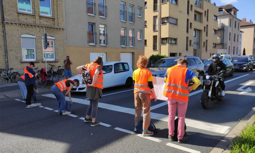 Die Aktivisten blockierten die Straße.