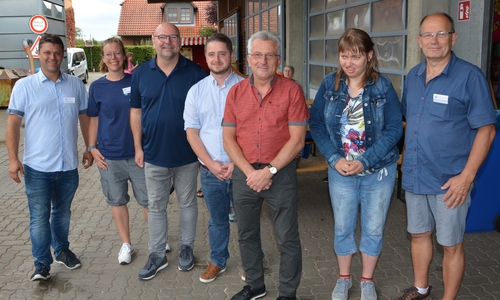 Beim Lebenshilfe-Fest "Wir feiern Fümmelse" sicherheitshalber unter dem Dach (von links): Einrichtungsleiter Felix Grimme, Sportlehrerin Stefanie Koller, Ortsbürgermeister Marc Angerstein, Benjamin Krasper und Joachim Kowol von den Fachbereichen sowie Sanne mit ihrem Vater, dem Lebenshilfe-Vereinsvorsitzenden Joop van den Heuvel.