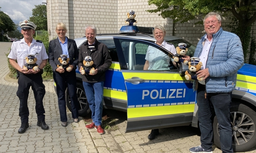 Die Übergabe der Tröst-Teddys durch die Scout Stiftung an die Polizei Goslar.