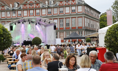 Vor dem Schloss können die Besucher gemeinsam leckere Getränke genießen.