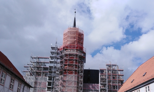 Die Turmspitze des Juleums wird demontiert.