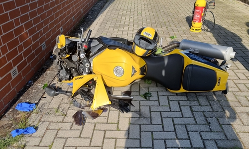 Das Motorrad war gegen eine Hauswand gefahren.