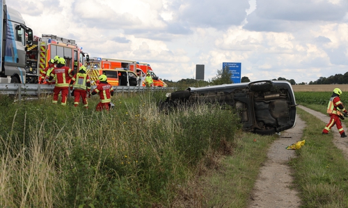 Das Auto kam von der Fahrbahn ab und landete neben der Straße.