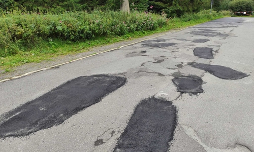 Geflickte Straße: Hierüber sollen Touristen zu ihren Ferienhäusern fahren.