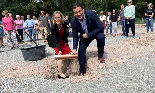 Schulleiterin Regina Ruge und Landrat Tobias Heilmann versenkten heute die Zeitkapsel auf dem Gelände des künftigen Erweiterungsbaus der BBS1 in Gifhorn.