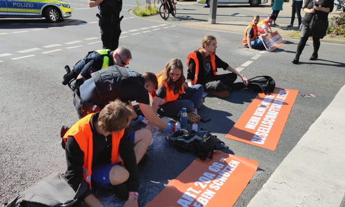 Die Aktivisten hatten sich diesmal auf der Straße festbetoniert. 