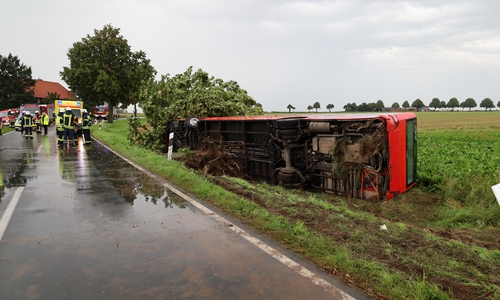 Der Bus fiel um und blieb auf der Seite liegen.