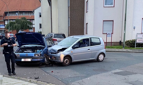 Zwei Autos waren zusammengestoßen.