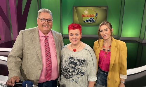Bingobär Michael Thürnau mit einer der letzten Gewinnerinnen aus Braunschweig und seiner Co-Moderatorin Jule Gölsdorf.