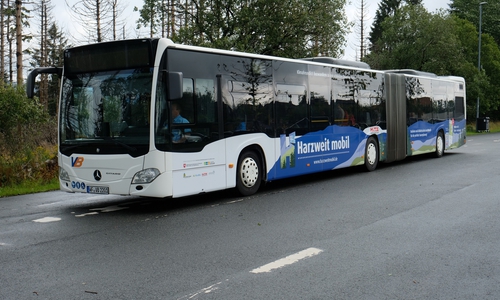 Der von außen neugestaltete Bus, der auf das HATIX-Angebot hinweist. 