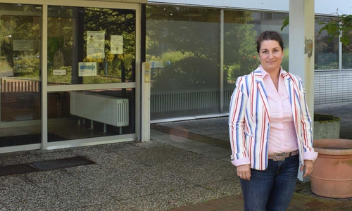 Die Fachgebietsleiterin Ana Greta Coordes vor dem Gesundheitsamt.