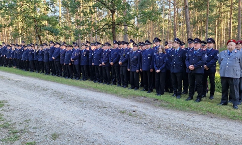 130 Feuerwehrleute aus Hohenhameln, Fallersleben und Meinersen sowie eine Abordnung des Reservistenverbandes aus Wolfsburg zusammen gedachten der im Einsatz gestorbenen Kameraden.