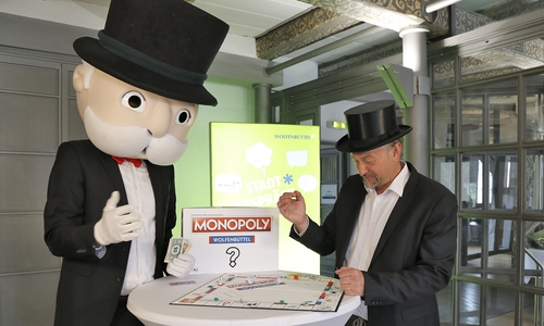 Bürgermeister Ivica Lukanic stimmt sich schon mal auf das neue Wolfenbüttel Monopoly ein.