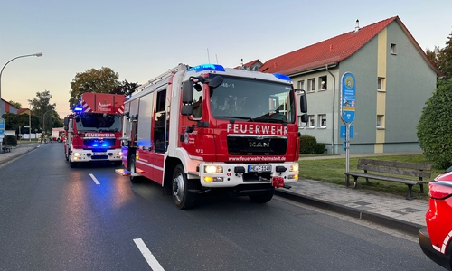 Rauch aus einer Wohnung rief die Feuerwehr auf den Plan.
