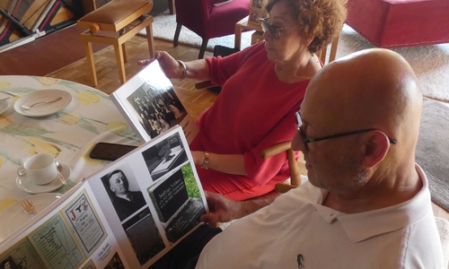 Das Paar schaute sich bei einer Tasse Kaffee im Hause Kumlehn zwei große Fotoalben an.
