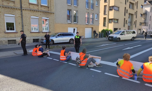 Nach Ansicht der Grünen seien die jüngsten Aktionen der Letzten Generation wie hier auf der Wolfenbütteler Straße erst durch die Allgemeinverfügung provoziert worden.