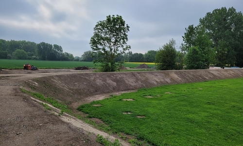 Der neue Damm im Bereich am Sportplatz wurde im Mai errichtet – im August zeigt sich der Damm mit Bepflanzung bereits optisch an die Umgebung angepasst.
