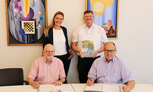 Landrat Gerhard Radeck (vorn re.) und Michael Schmidt vom Amtshof Eicklingen unterzeichnen die Vereinbarung zum Regionalmanagement der LEADER Region  hinten: Franziska Manthei (Landkreis Helmstedt), Alexander Hoppe, Vorsitzender der Lokalen Aktionsgruppe Elm-Schunter.   