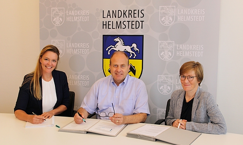 Vertragsunterzeichnung „Unternehmen Revier“: v.l.: Franziska Manthei (Landkreis Helmstedt), Landrat Gerhard Radeck, Beate Lange (DSK).