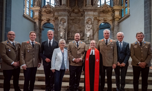 Vor dem Hochaltar in St. Martini, Braunschweig, Sven Heine, von li. nach re.: Regionalvorstand, Hannes Wendler, Landesvorstand, Dr. Wolfram Freiherr von Fritsch-Seerhausen, Kommendator der Hannoverschen Genossenschaft des Johanniterordens, Annegret Ihbe, Bürgermeisterin Stadt Braunschweig, Heinrich von Bünau, neu eingeführter Regionalvorstand, Landespfarrerin Inge Matern, Stefan Radmacher, Landesvorstand, Pate und Johanniterritter Udo von Kröcher und Regionalvorstand Dirk Gähle.