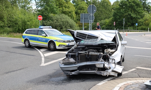 Der Mercedes wurde erheblich beschädigt.