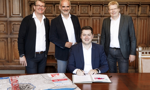 Thomas Wilken und Dr. Stefan Plesser, Leiter des Forschungsinstituts SIZ energieplus, und Stadtbaurat Heinz-Georg Leuer bei der Unterzeichnung des LoI durch Oberbürgermeister Dr. Thorsten Kornblum.