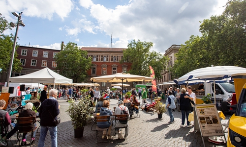 Gute Laune auf dem Platz der Deutschen Einheit: Die ersten zwei Termine des Braunschweiger Abendmarkts waren gut besucht.