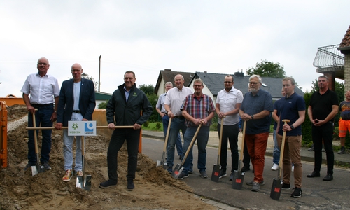 Heute begann die WOBCOM GmbH und die Lünecom Kommunikationslösungen GmbH gemeinsam mit der Lokalpolitik und den beteiligten Partnern und Baufirmen mit einem symbolischen Spatenstich den Glasfaserausbau in Klein Sisbeck. 