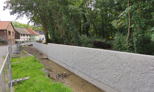 Es geht gut voran: Die Hochwasserschutzmauer wird jetzt ab Mitte August errichtet – per Matrize wird eine gefällige Optik für die Seite zur Wohnbebauung hergestellt
