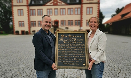 Das ortsgeschichtlich bedeutende neue Ausstellungsstück präsentieren Museumsleiter Arne Homann und Mitarbeiterin Antje Ahrens.