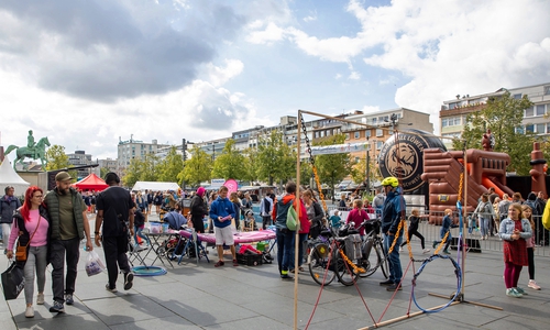 Körbewerfen mit den Basketball Löwen, Spielspaß für die ganze Familie und zahlreiche Sportarten entdecken – das trendsporterlebnis, präsentiert von Volkswagen Financial Services, lockte viele Besucherinnen und Besucher auf den Schlossplatz.