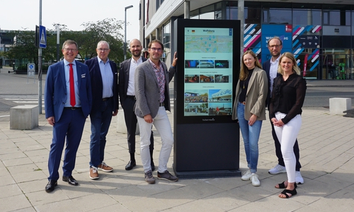 Armin Maus (Vorsitzender der Geschäftsführung der Autostadt), Michel Junge (CEO des phaeno), Michael Ernst (Center-Manager der Designer Outlets Wolfsburg), Stefan Huber (Geschäftsführer von hubermedia), Josephine Stein (Leiterin Handel & Zentren bei der WMG), Jens Hofschröer (Dezernent für Wirtschaft und Digitales bei der Stadt Wolfsburg und WMG-Geschäftsführer) und Nina Fricke (Mitarbeiterin im Bereich Marketing bei der WMG) haben die Steeln in Betrieb genommen.